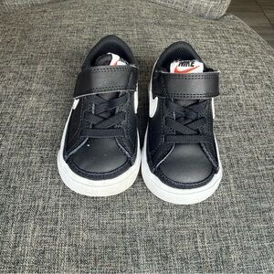 Nike Kids Infant Black and White Sneakers size 4